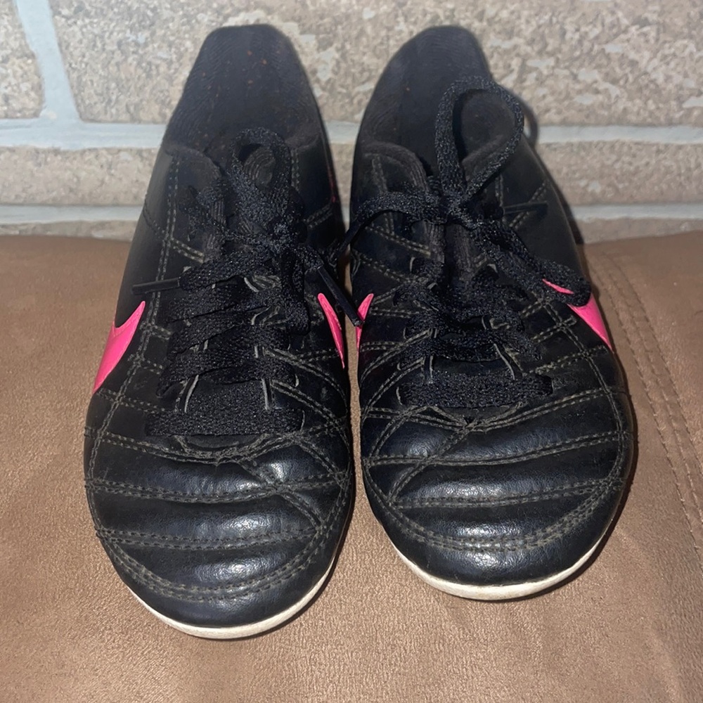 Euc Toddler girl Nike Cleats size 12 good for soccer or softball.